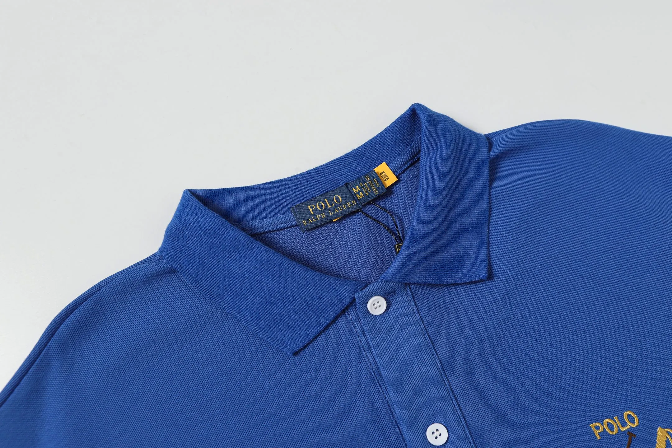 P156 Style number: A015 [Ralph Lauren classic letter logo embroidered Polo shirt] ✅250 grams of fine cotton pique fabric, custom-woven and dyed threads ✅Original stickers Scan the QR code to enter the official website ✅Large version, loose and stylish, can wear up to 210 pounds Color: black, white, navy, blue, sky blue, dark gray, floral gray Size: S-XL